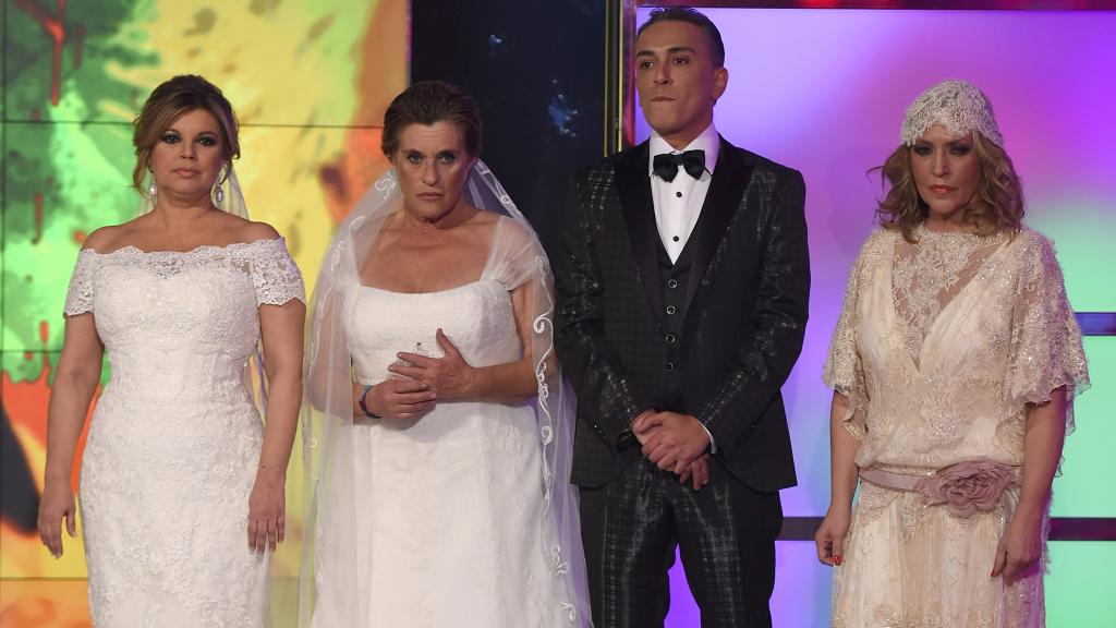 Kiko rodeado de sus compañeras vestidas de novia.