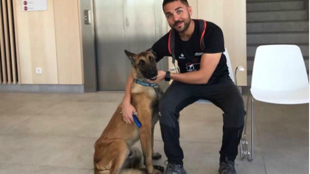 Uno de los perros desaparecidos junto a un miembro de la protectora