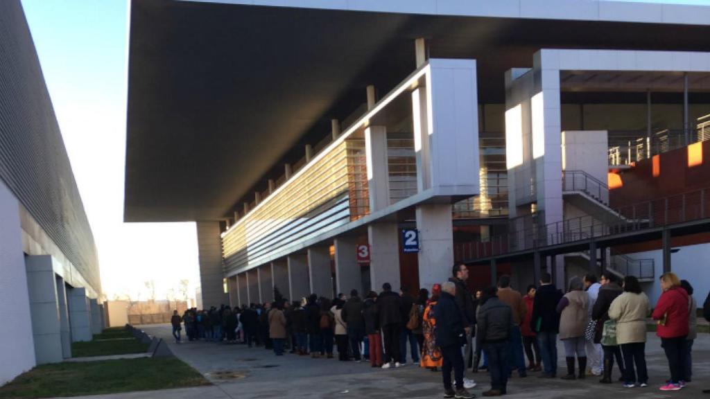 Cientos de personas se congregaron en el recinto 'Talavera Ferial' para solicitar la cita que después les permitirá tramitar su solicitud al Plan de Empleo Plus