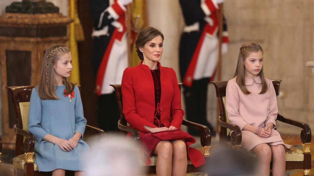 El rey Felipe le entrega el Tosión de Oro a Leonor