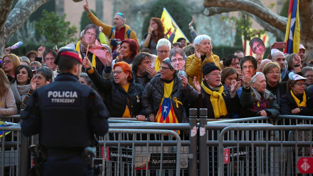 Manifestantes junto al cordón policial de los Mossos