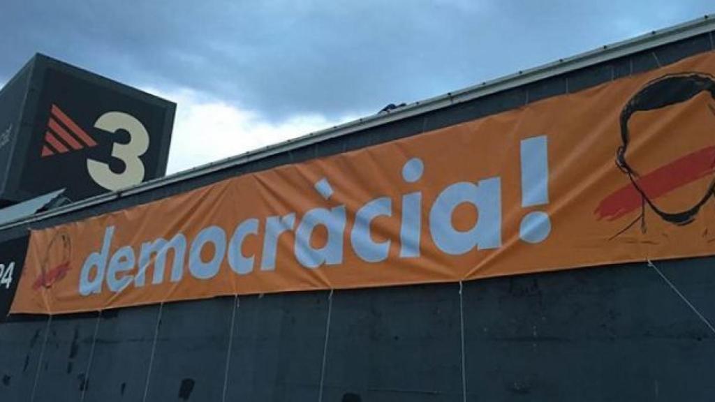 Una pancarta independentista en la sede de TV3.