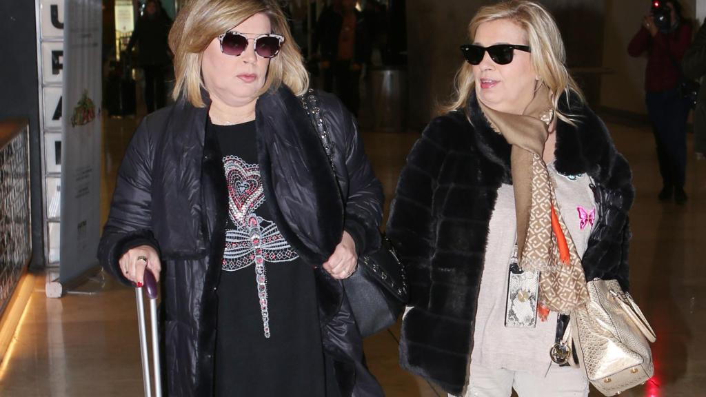 Terelu y Carmen Borrego en el aeropuerto.