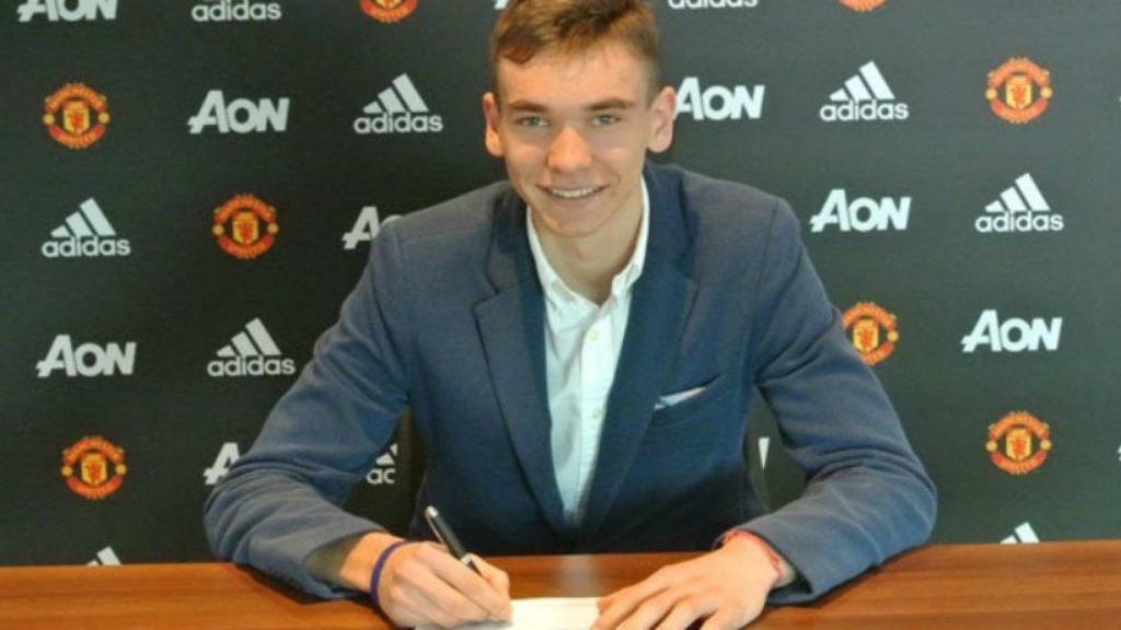 Matej Kovar ficha por el United. Foto. manutd.com