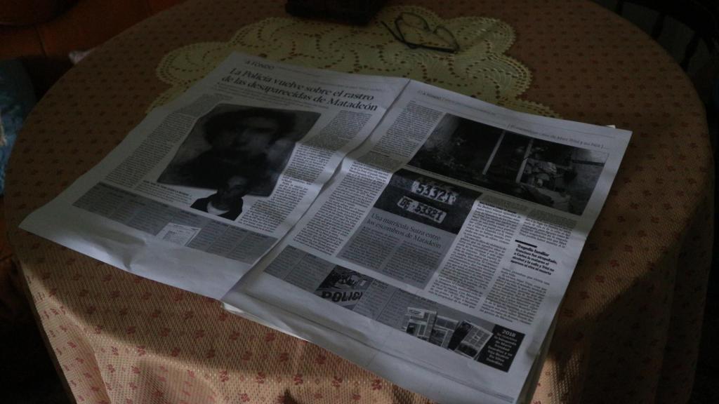 Lucita guarda en su casa los recortes de prensa sobre la desaparición de Mari Trini.