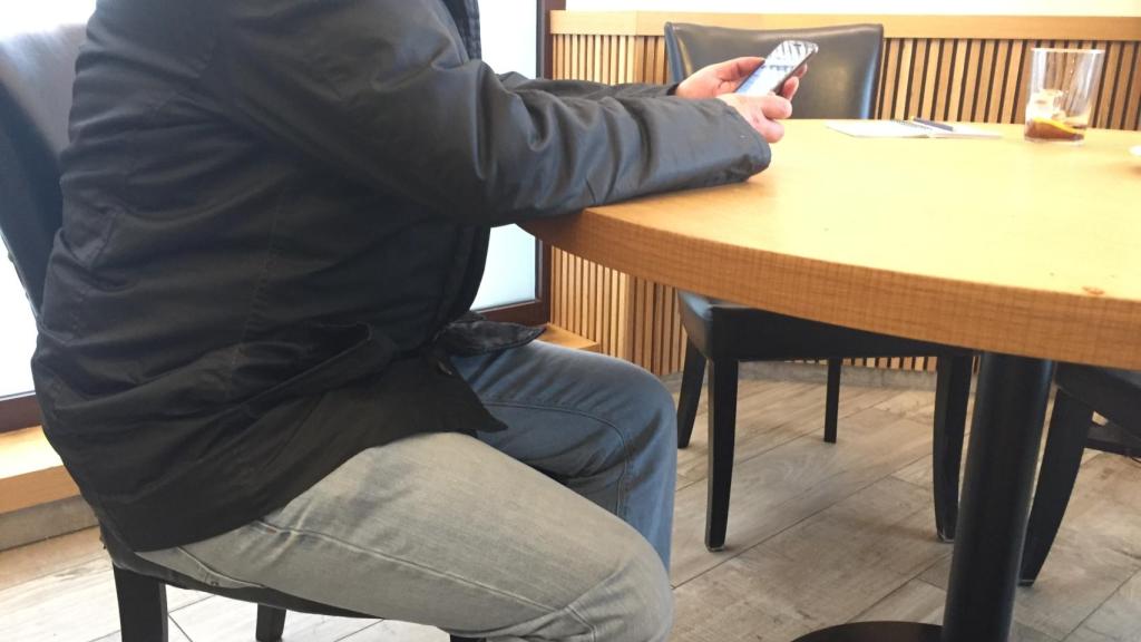 Pastra, a la mesa, durante la entrevista.