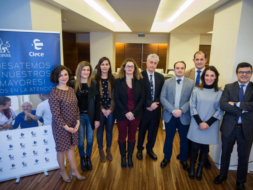 De izquierda a derecha, Catalina Casimiro, directora Sociosanitaria de la Residencia de Pensionistas de Santa Cruz de La Palma, Cabildo de La Palma; Mª Dolores Sánchez Quintana, subdirectora del área de Mayores en la Unidad de Atención a la Dependencia del IASS de Tenerife; Elena Vega, directora técnica Servicios Sociales de CLECE Canarias; Alicia Mª Pérez Marrero, jefa de Unidad de Enfermería del Hospital Febes Campos del IASS de Tenerife; Rubén Muñiz Schwochert, codirector de lnvestigación de la Fundación Maria Wolff; Luis Cruz, delegado de Tenerife de CLECE; Francisco Lázaro Torres, director de Canarias de CLECE; Isabel Díaz, coordinadora del proyecto social en Canarias de CLECE y José Andrés Elizaga, director de Comunicación de CLECE