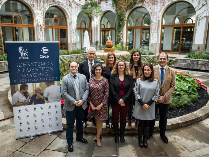 De izquierda a derecha, detrás: Rubén Muñiz Schwochert, codirector de lnvestigación de la Fundación Maria Wolff; Mª Dolores Sánchez Quintana, subdirectora del área de Mayores en la Unidad de Atención a la Dependencia del IASS de Tenerife; Elena Vega, directora técnica Servicios Sociales de CLECE Canarias; Francisco Lázaro Torres, director de Canarias de CLECE; Luis Cruz, delegado de Tenerife de CLECE; Catalina Casimiro, directora Sociosanitaria de la Residencia de Pensionistas de Santa Cruz de La Palma, Cabildo de La Palma;  Alicia Mª Pérez Marrero, jefa de Unidad de Enfermería del Hospital Febes Campos del IASS de Tenerife e Isabel Díaz, coordinadora del proyecto social en Canarias de CLECE.