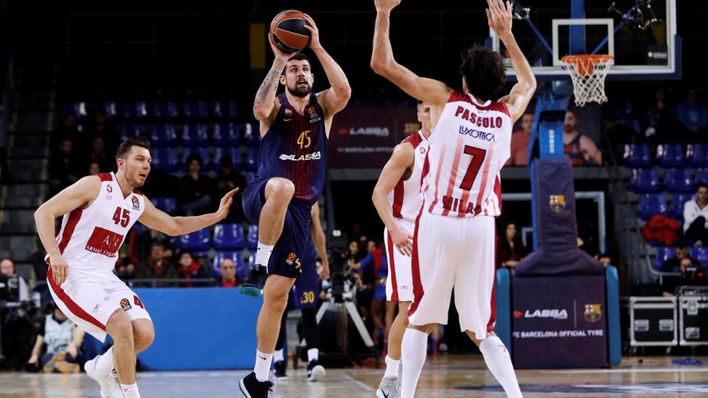 Moerman lanza a canasta durante el encuentro.