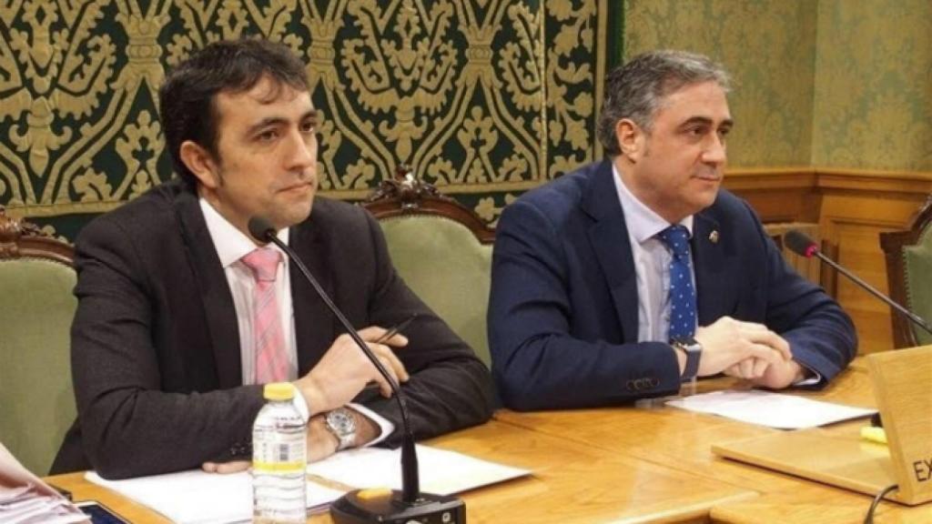El concejal de Hacienda y Planificación Económica, José Ángel Gómez Buendía, y el alcalde, Ángel Mariscal