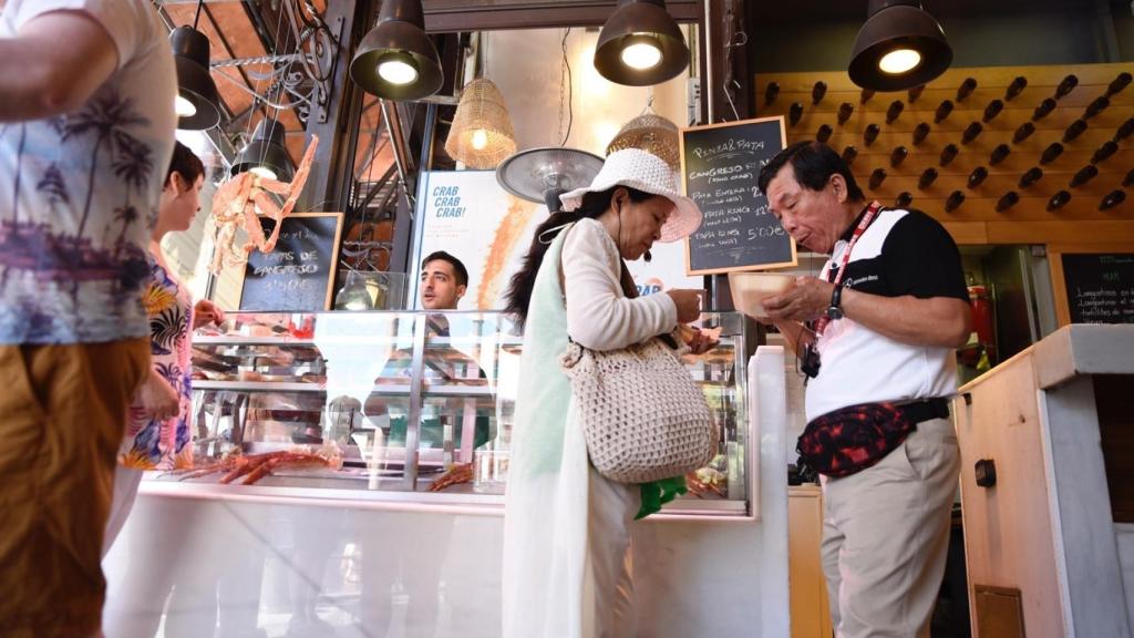 Dos turistas de compras durante sus vacaciones.