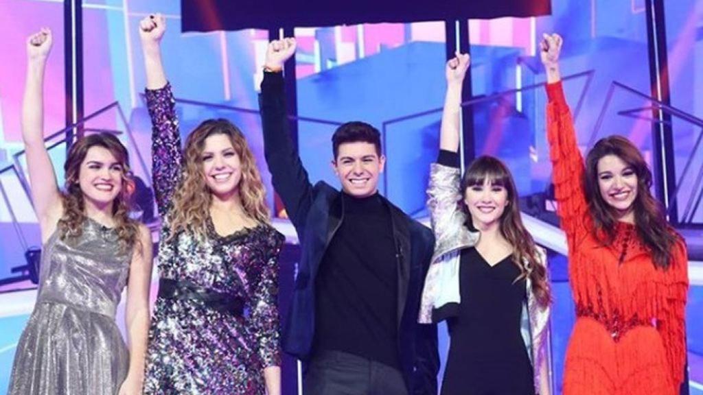 Los finalistas al final de una actuación.