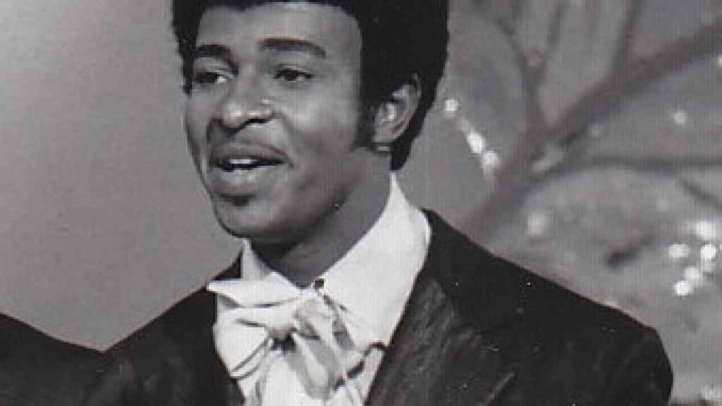 Dennis Edwards durante una actuación de The Temptations en 1968.
