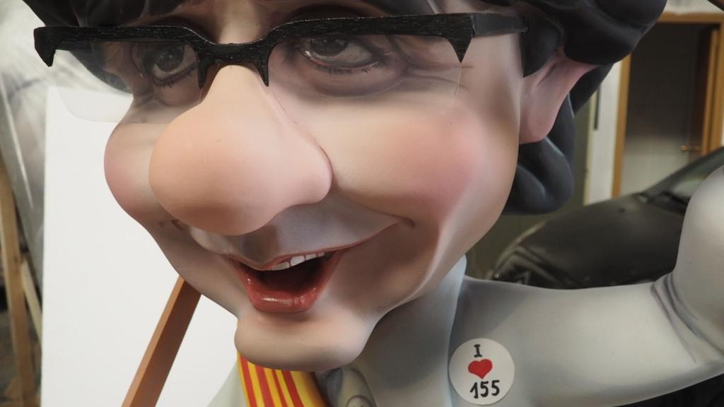 Esteve modeló el muñeco que representa a Puigdemont entre agosto y septiembre del año pasado. En el pecho le ha puesto un pin con el que bromea con el artículo 155 de la Constitución. A. L.