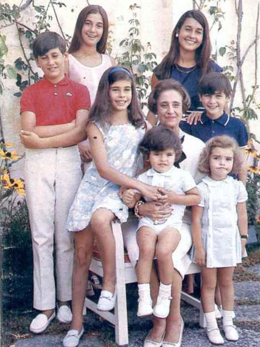 Carmen Polo, esposa de Franco, con sus nietos, entre ellos Francis.