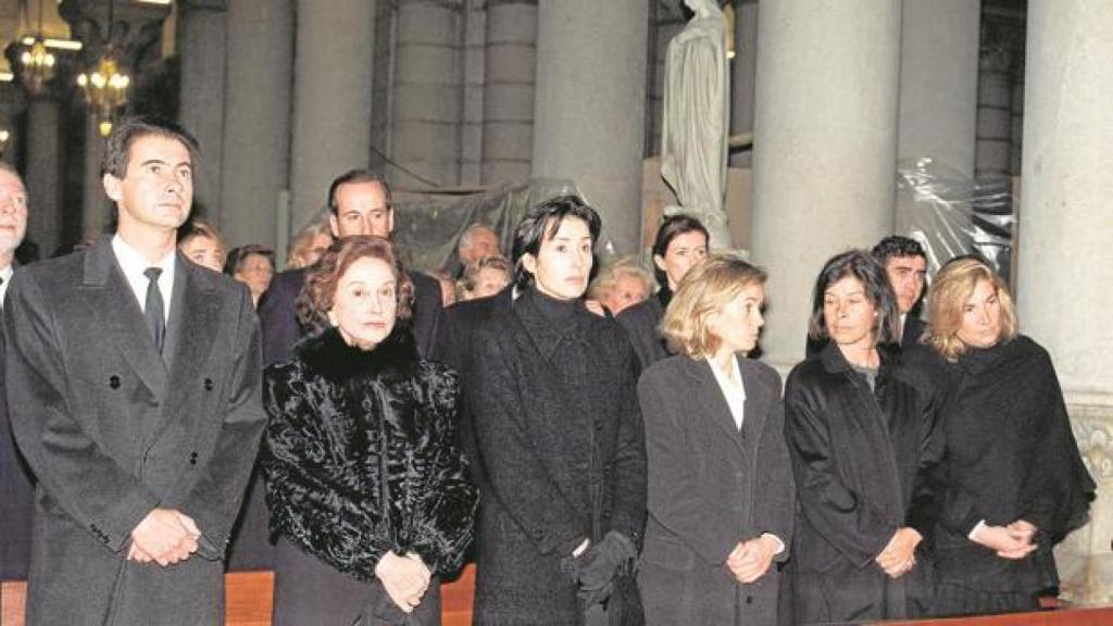 Los hermanos Martínez-Bordiú; Francis, en segundo plano.