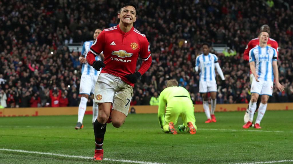 Alexis celebra su tanto ante el Huddersfield.