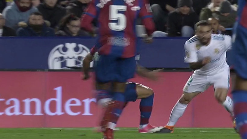 Fuerte pisotón de Ivi a Carvajal que Melero López castiga con amarilla