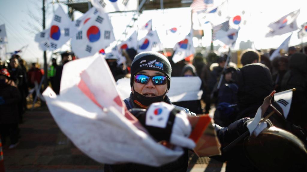 Protestas de miembros del partido conservador en la calle.