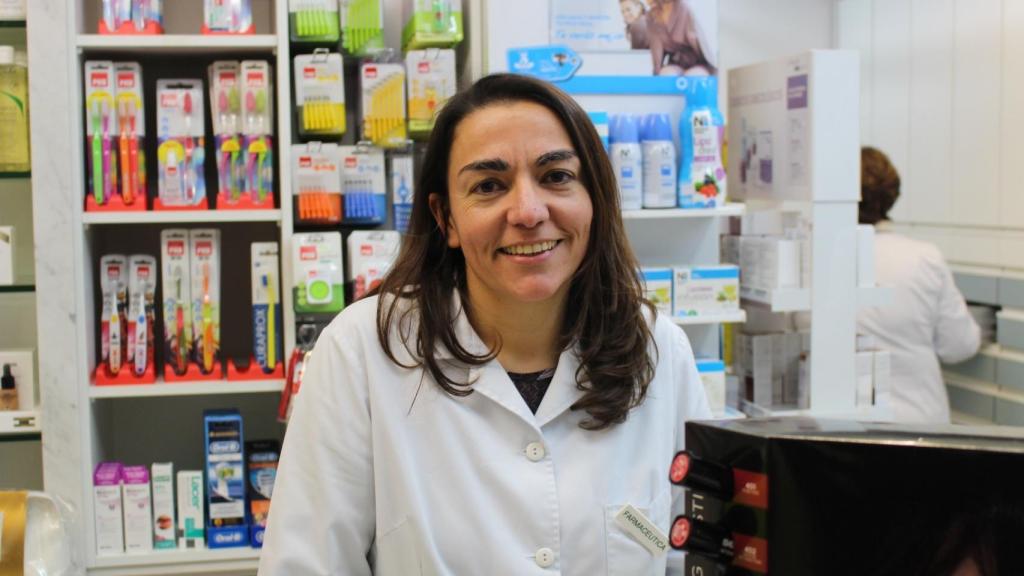 Lucía Beramendi es la dueña de una farmacia cercana en la que tratan de favorecer a los MIRes.