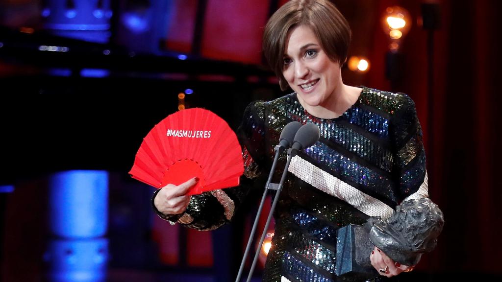 La directora de Estiu 1993, con su abanico de Más Mujeres en los Goya.