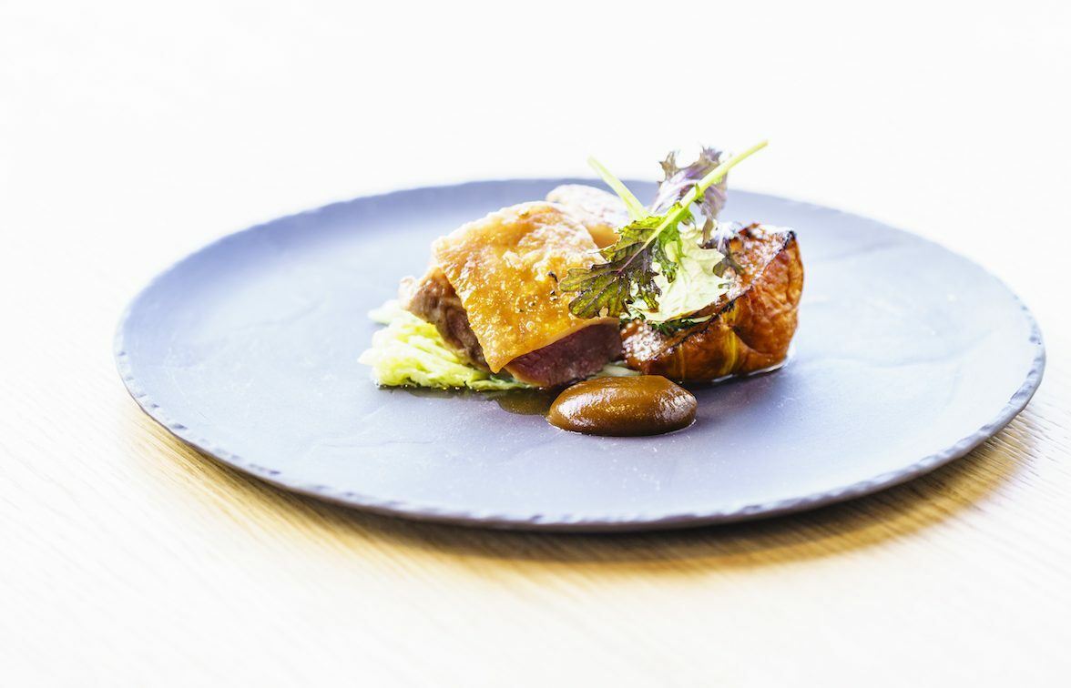 Wellbourne - Cordero del Pirineo en su jugo, ajo negro y repollo