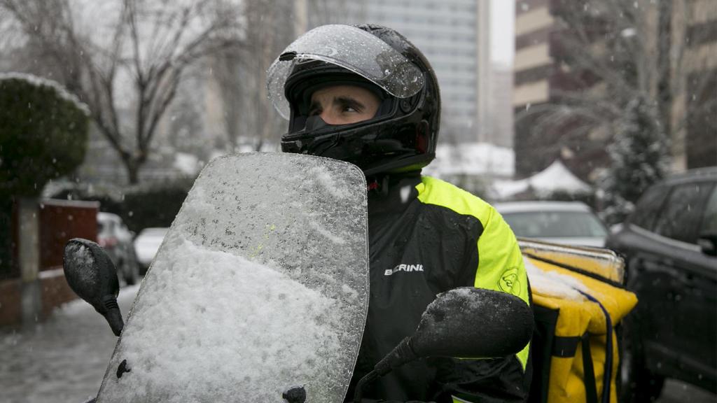 Dani ya ni siquiera intenta apartar la nieve del cristal.