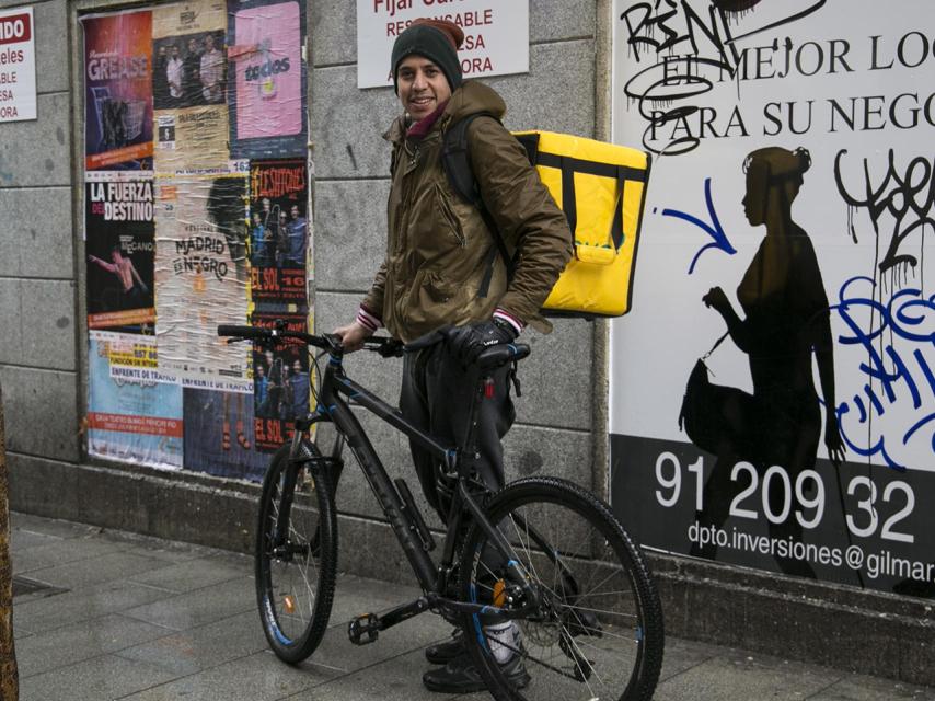 Carlos acaba de empezar, no le ha dado tiempo a hacerse con un buen impermeable.