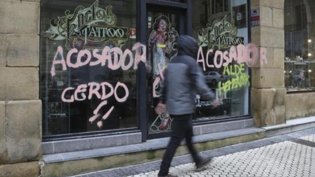 Pintadas en la fachada del negocio del tatuador tras conocerse las denuncias.