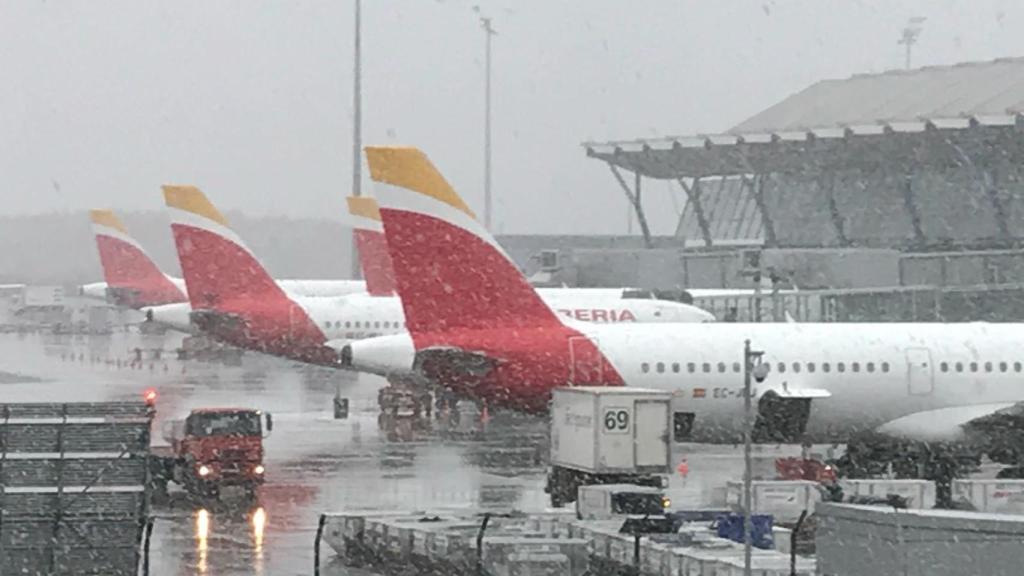 La nieve complica la operación en Barajas este lunes.