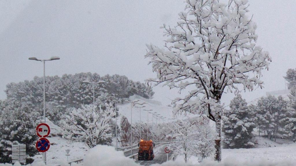 La ronda perimetral de barrios de Teruel ha permanecido cortada por nieve.