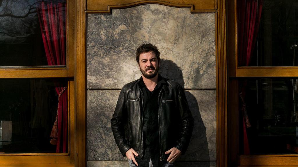 Jorge Bustos, escritor y jefe de Opinión de El Mundo, en la puerta del café Gijón.