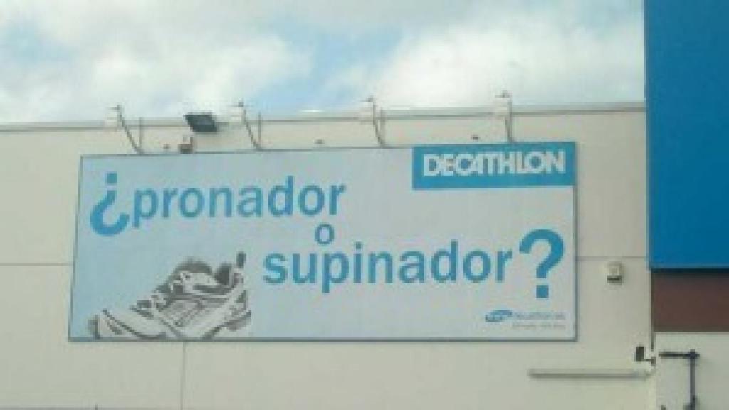 Anuncio de una tienda deportiva que ofrece estudios de pisada.