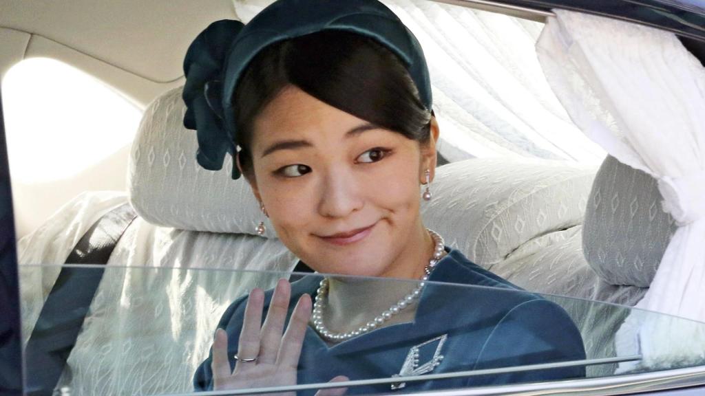 La princesa Mako saludando a la prensa.