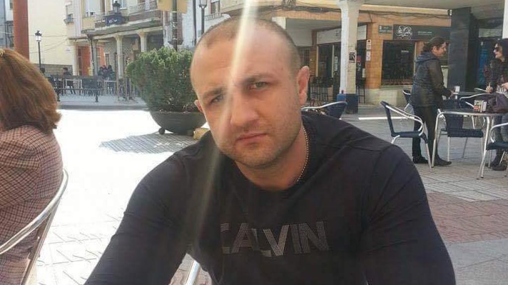 El fallecido, en una imagen hace años tomando un café en una plaza en Asturias