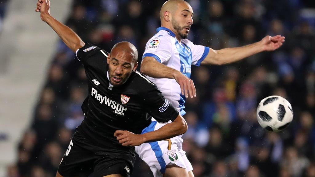 Amrabat y N'Zonzi disputan un balón en el partido de ida.