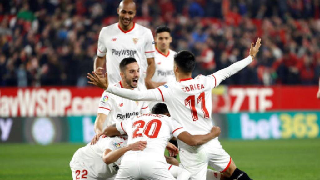 Los jugadores del Sevilla celebran el pase a semifinales de Copa.
