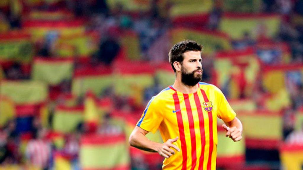 Gerard Piqué, durante el calentamiento con el Barcelona.