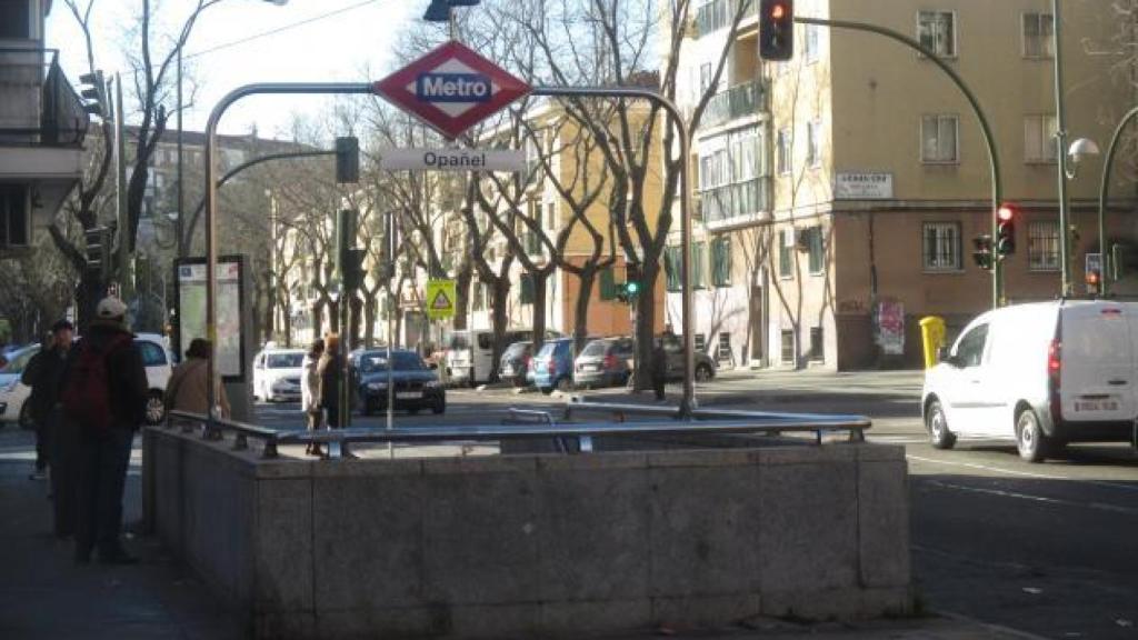 La entrada del metro de Opañel.