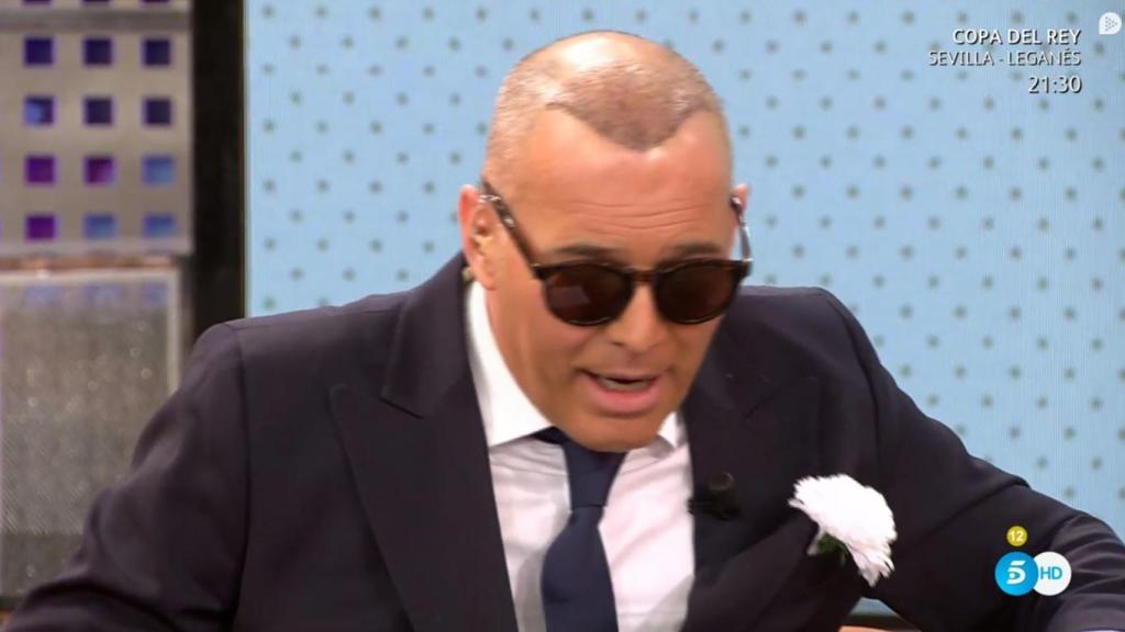 Carlos Lozano agachando la cabeza en el programa.