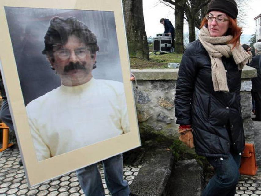 La eurodiputada Maite Pagazaurtundúa, junto al retrato de su hermano, Joxeba.