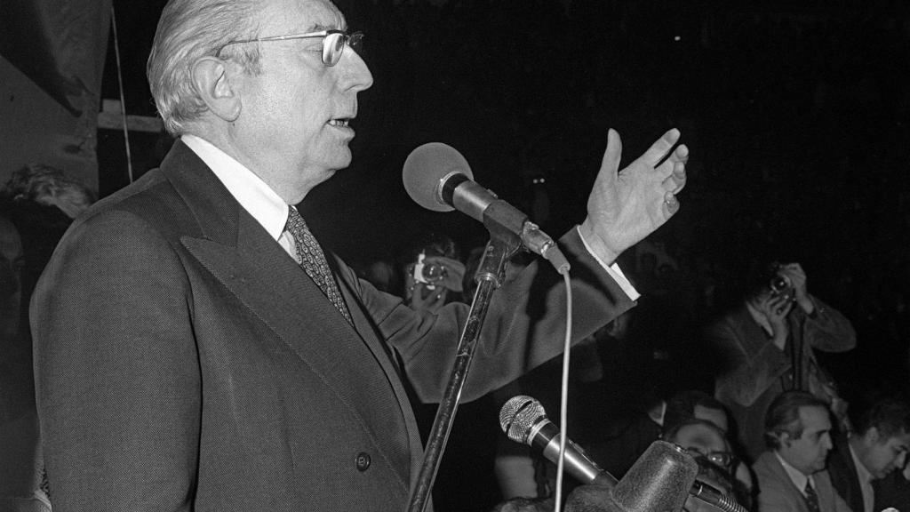 Tierno Galván en un mitin en 1977