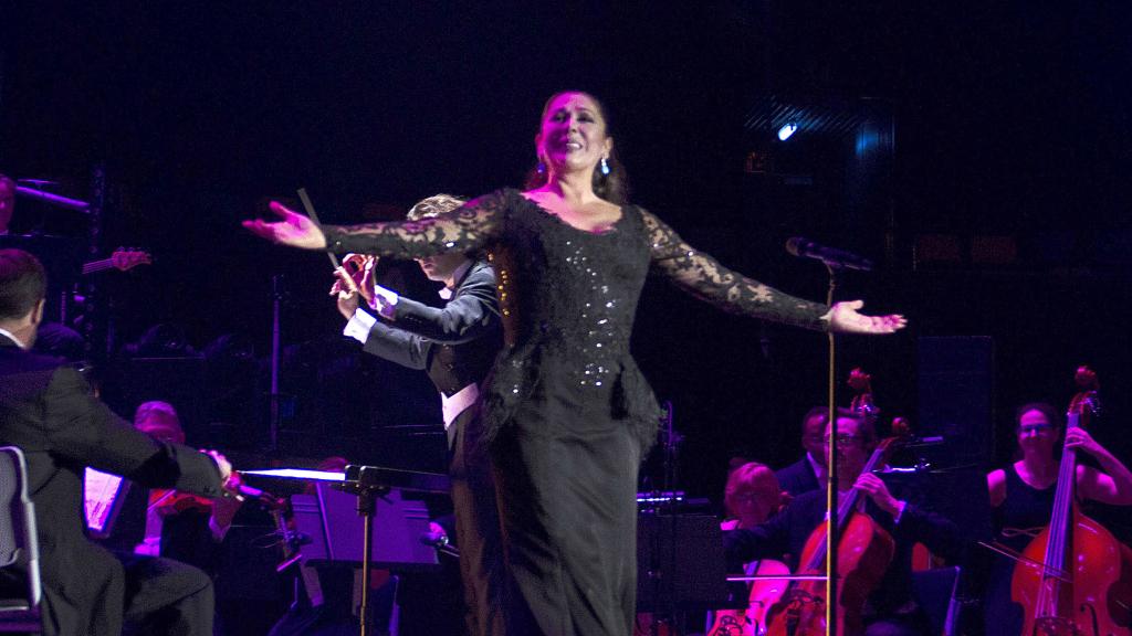 La artista sobre un escenario.