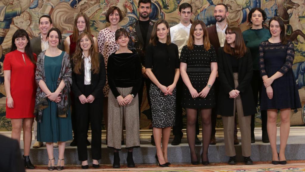 La reina Letizia con su falda de leopardo.