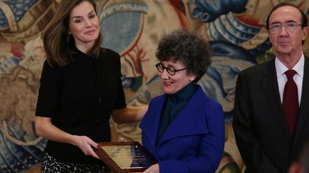 Letizia entregando el premio.