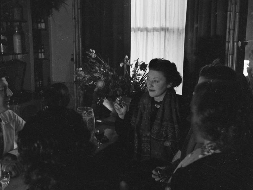 El fotógrafo Nigel Henderson retrató a Isabel, en el Colony Club, de Londres.