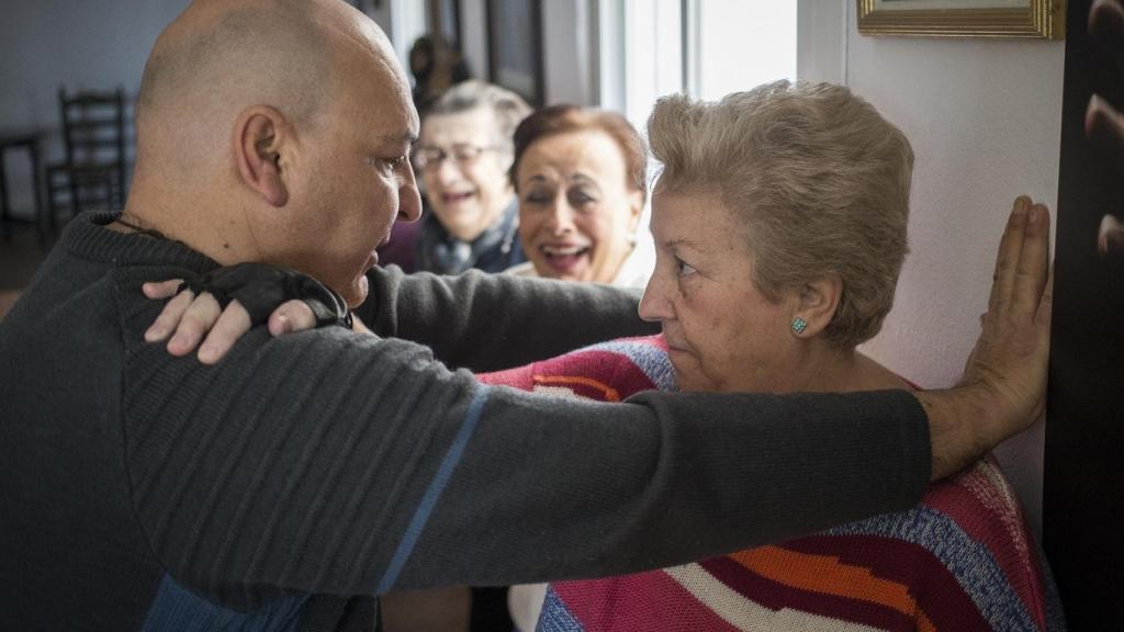 Manuela Aragón recibe instrucciones de Jesús para protegerse ante una agresión.