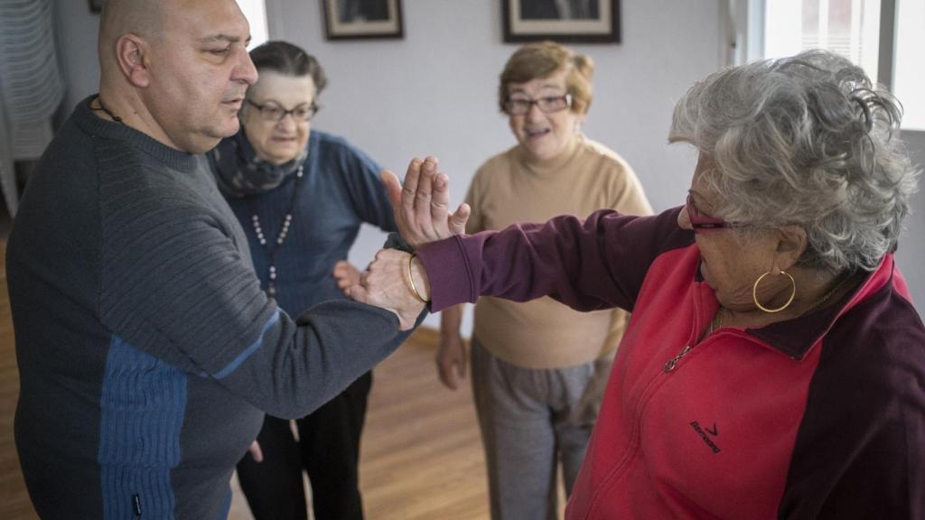 Dolores practicando una técnica de luxación con su instructor.