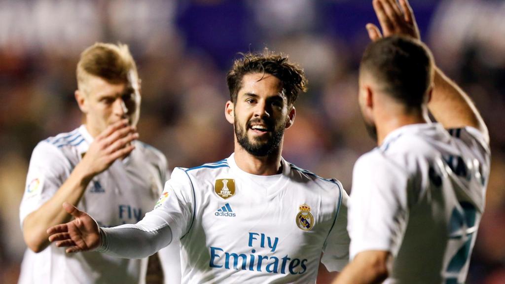Isco, entre Kroos y Carvajal.