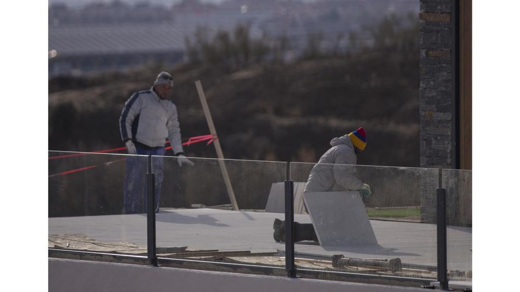 Obreros ultimando los detalles finales de una obra.